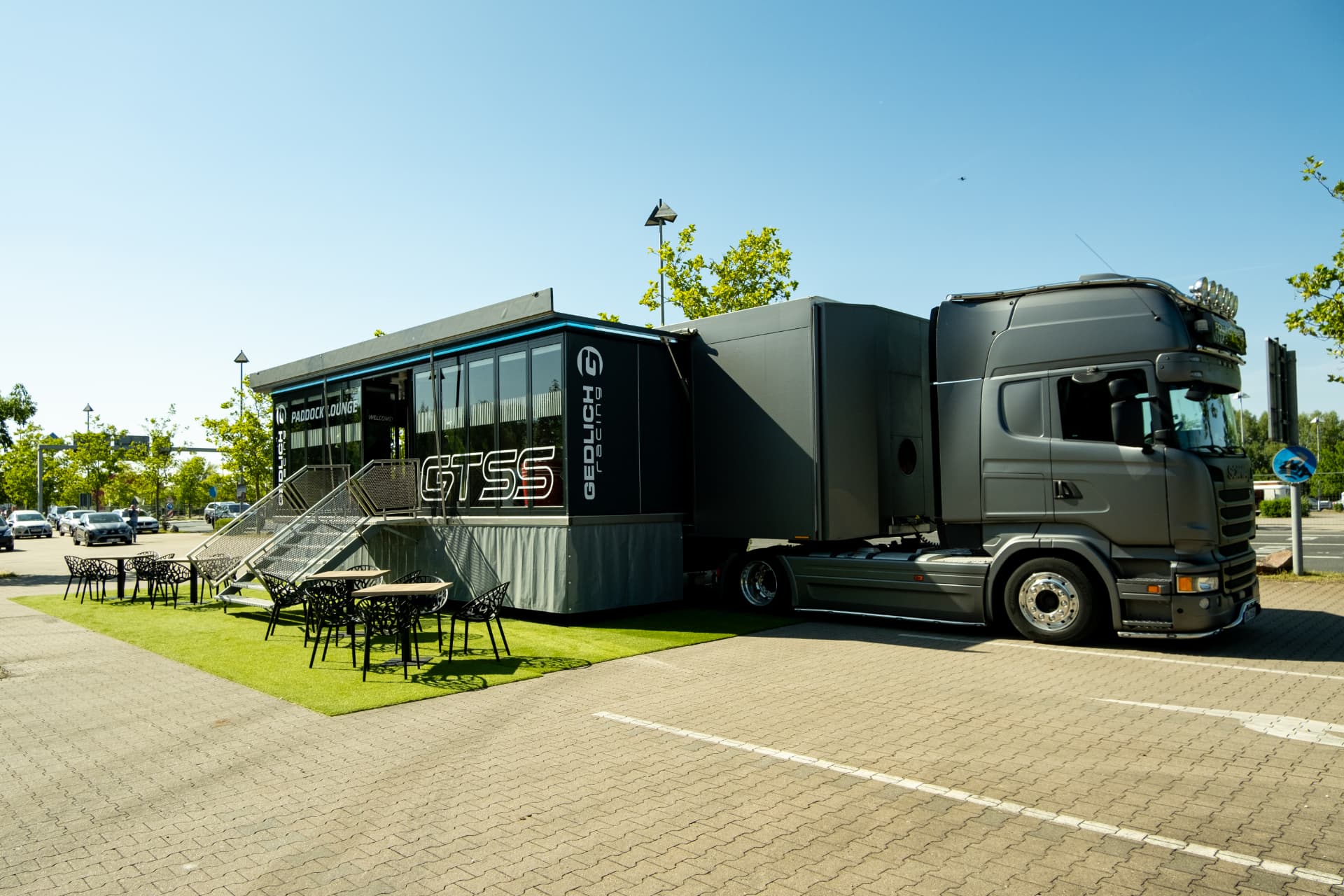 Showtruck mit Loungeterrasse und Bestuhlung auf einem Veranstaltungsplatz