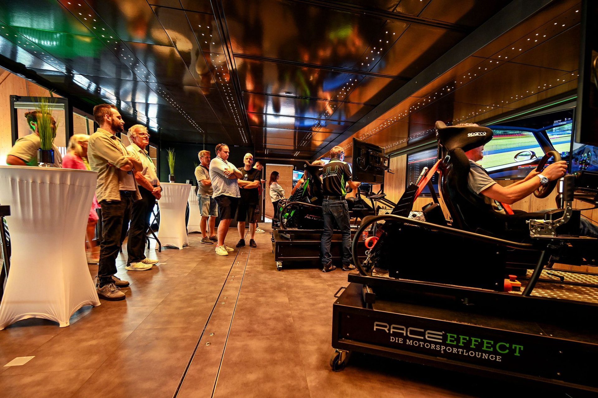 Interaktives Eventerlebnis im Rolling Lounge Showtruck mit Rennsimulatoren, Gästen und Markenpräsentation