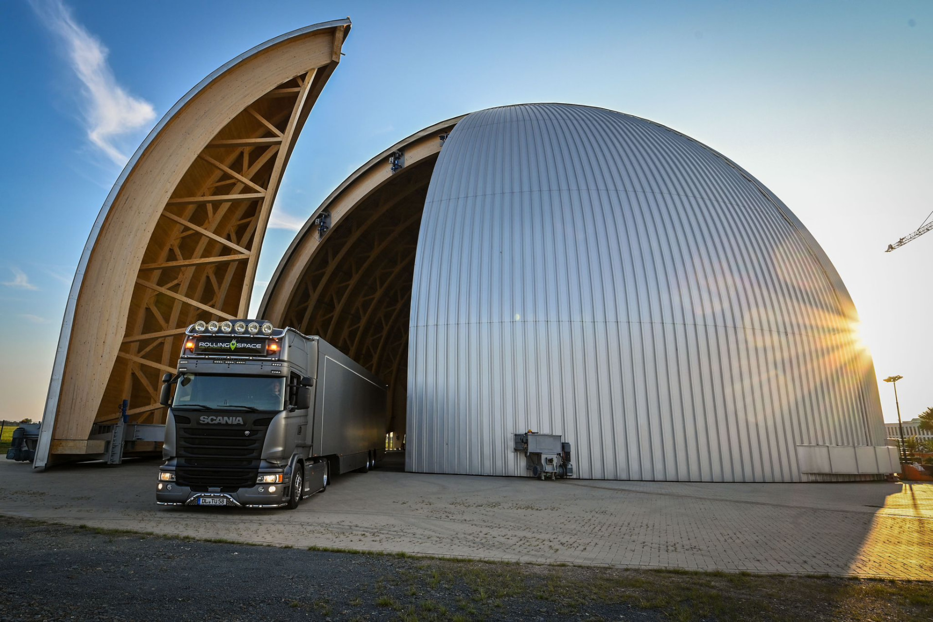 Showtruck vor einer Eventlocation für Roadshows, Präsentationen und mobile Events