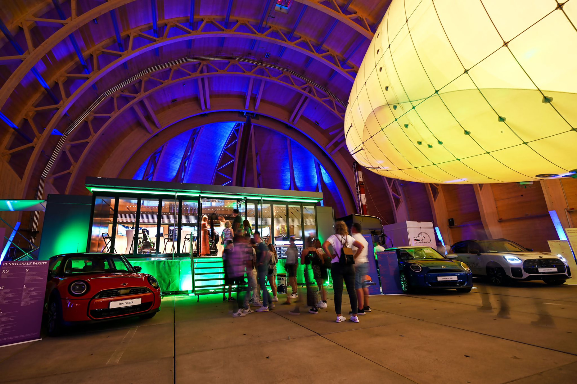 Rolling Lounge Showtruck für Events und Produktpräsentationen mit Gästen in einer Veranstaltungshalle