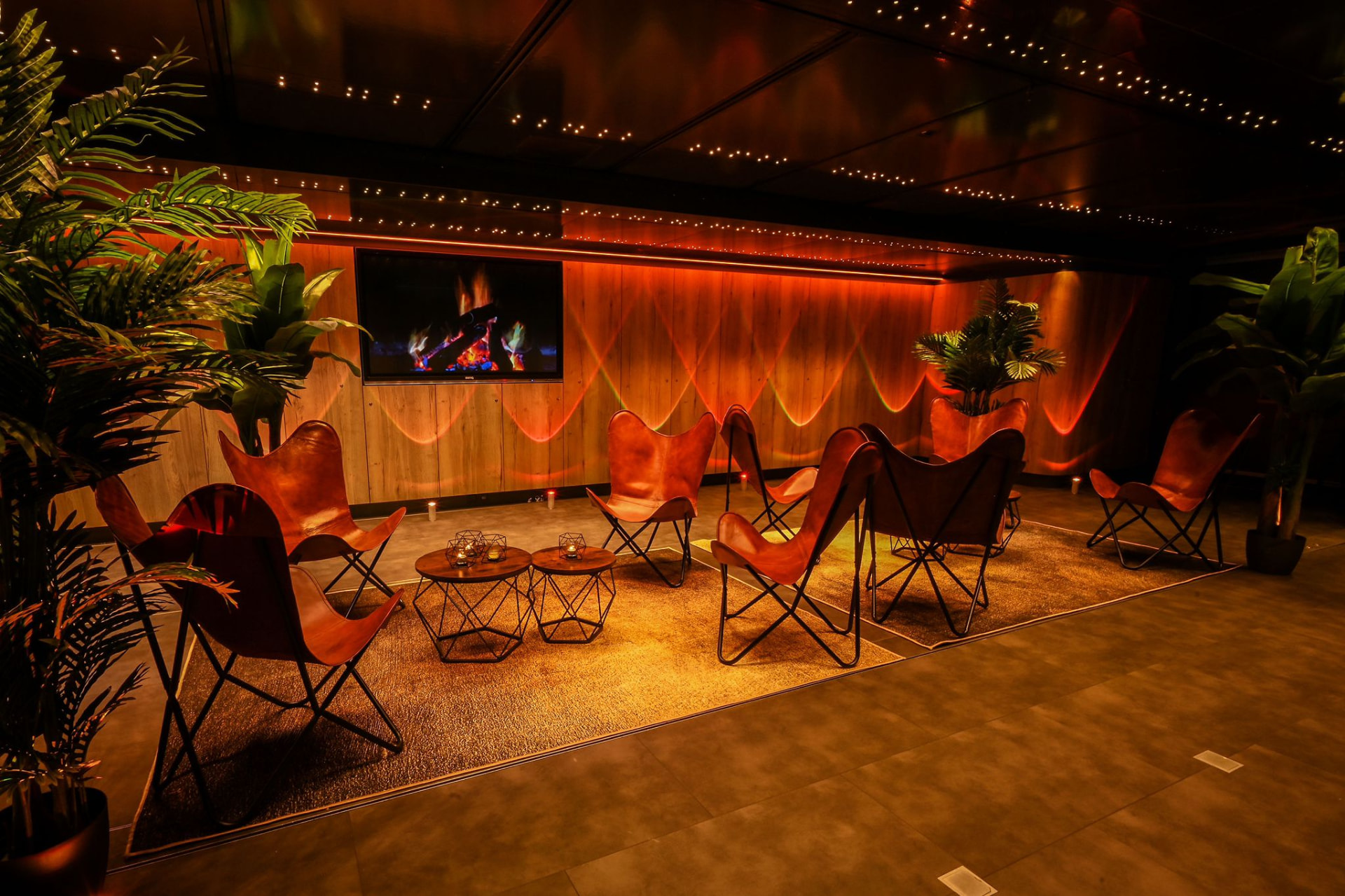 Exklusive Lounge-Atmosphäre im Rolling Lounge Showtruck für Events, Begegnungen und besondere Markenerlebnisse