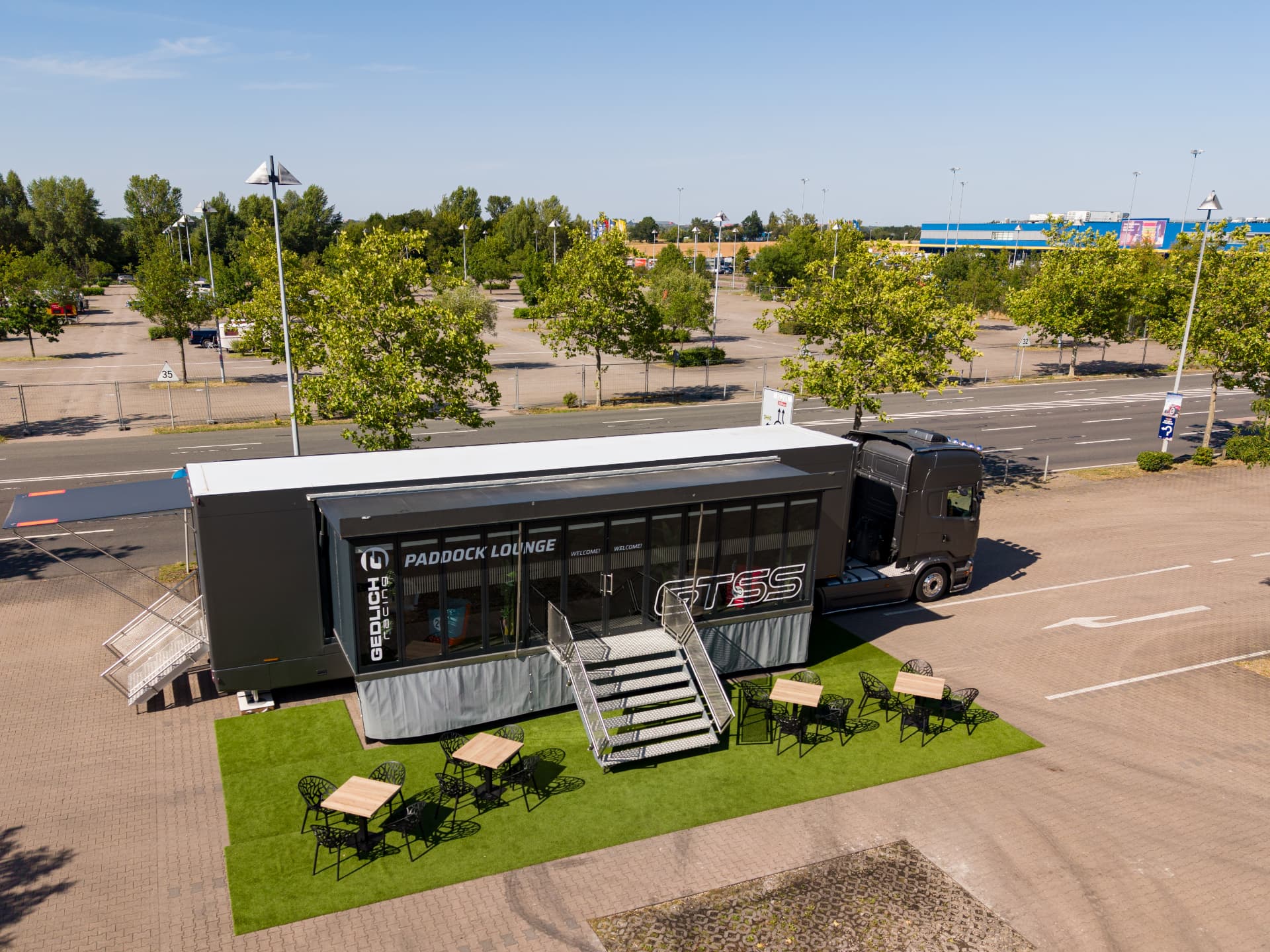 Aufgebauter Rolling Lounge Showtruck mit Außenbereich für Events, Roadshows und Präsentationen