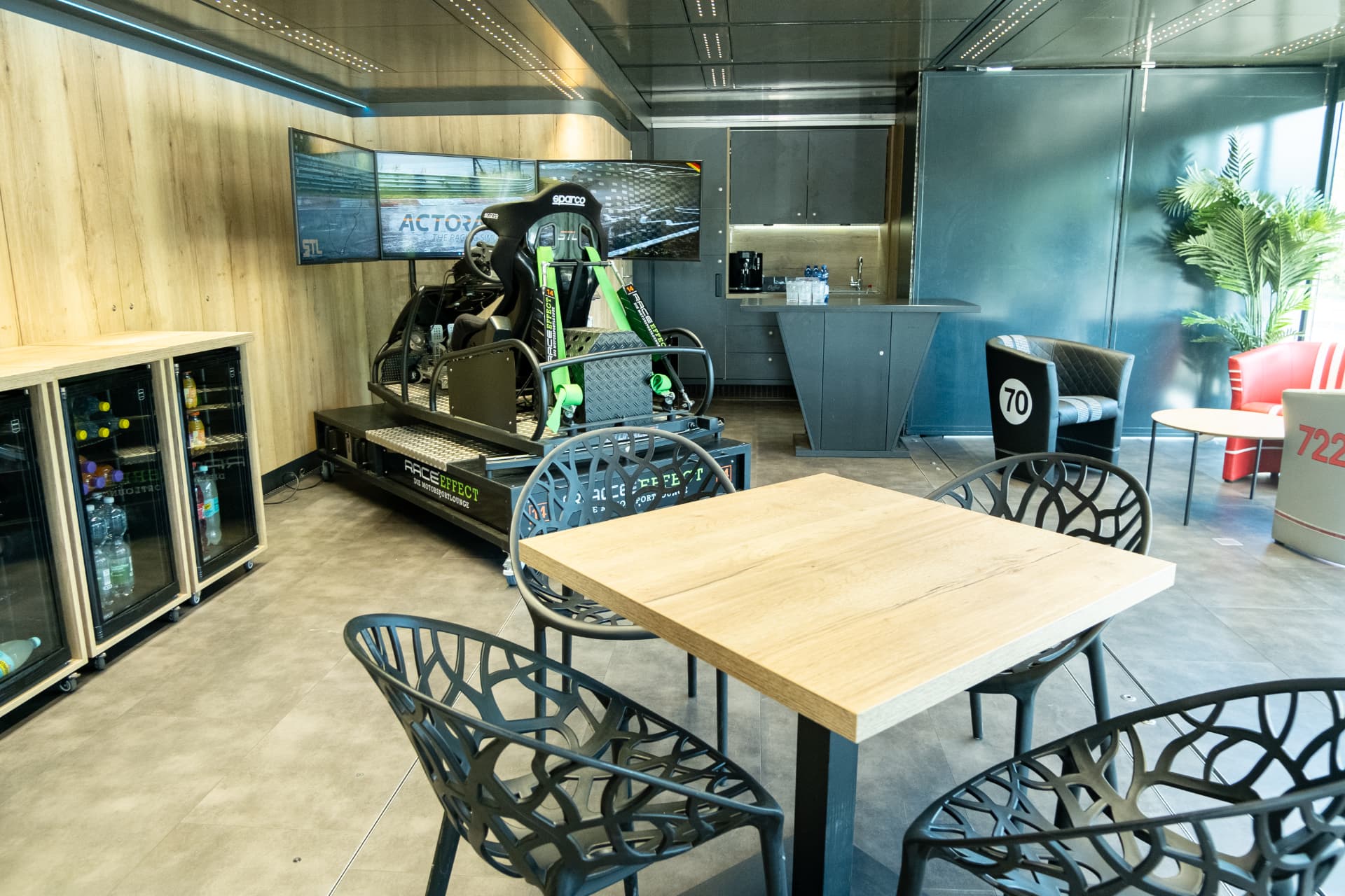 Showroom im Truck mit Screens, Rennsimulator und Servicetheke