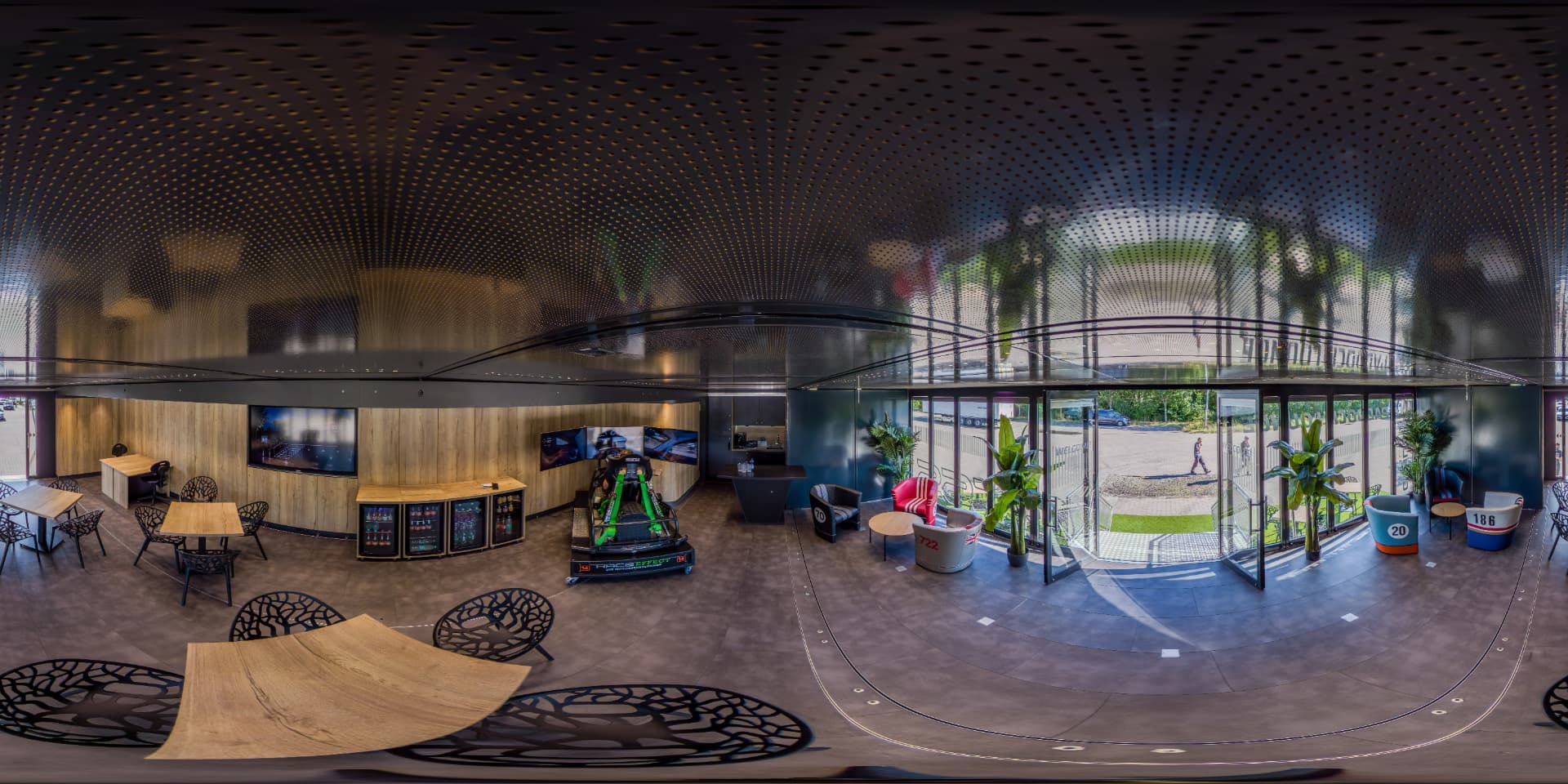 360°-Panorama des Showtruck-Innenraums mit Lounge, Simulator und Servicetheke